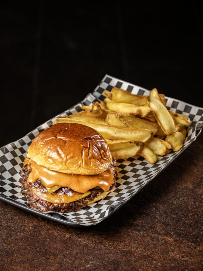Burger Cheese Basic con patatas